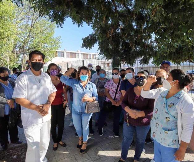 Protestan trabajadores de Salud por falta de pago