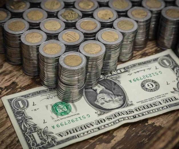 Negocian dólar al alza, a 20.65