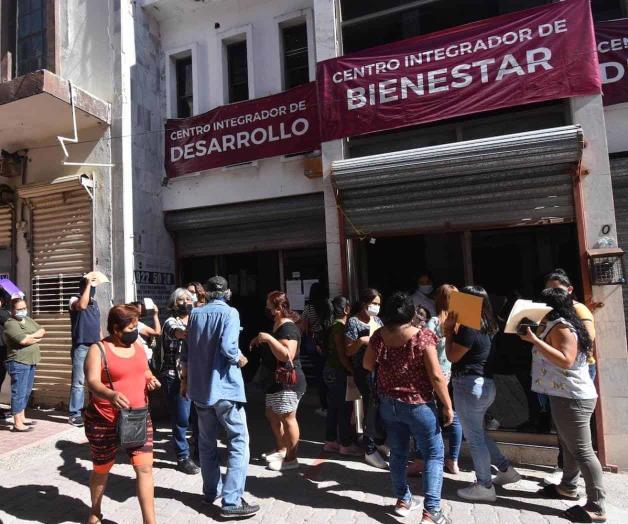 Avalancha en Bienestar; fallas en los certificados