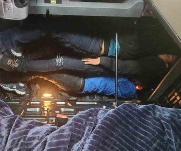 Descubren a migrantes en la tolva de un vagón