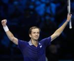 Medvedev derrota a Zverev y roza ´semis´ de Copa Masters