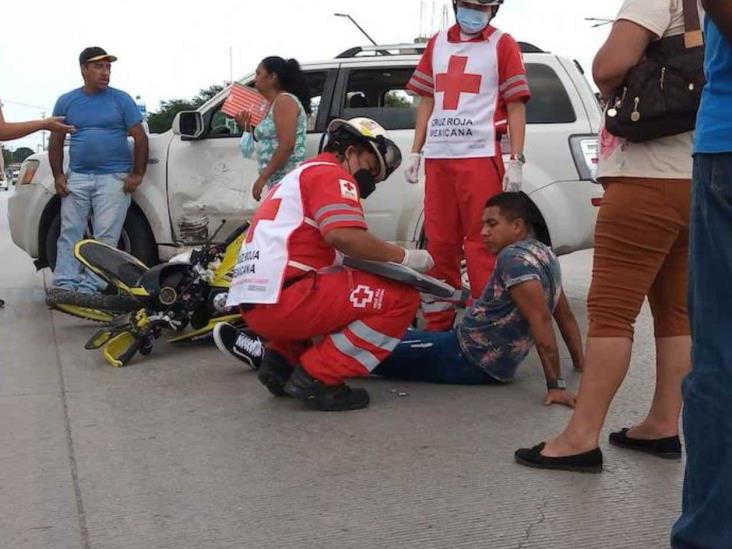 Motociclista choca y se salva de milagro Motociclista choca y se salva de milagro