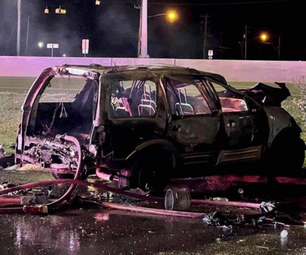 Le salvan la vida de vehículo en llamas