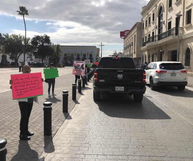Protestan defensores de animales contra corrida de toros