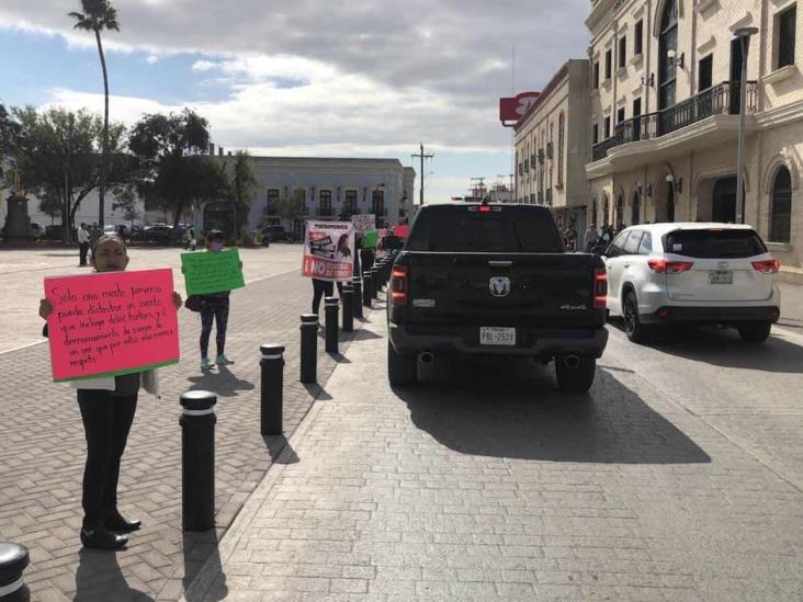 Protestan defensores de animales contra corrida de toros Protestan defensores de animales contra corrida de toros