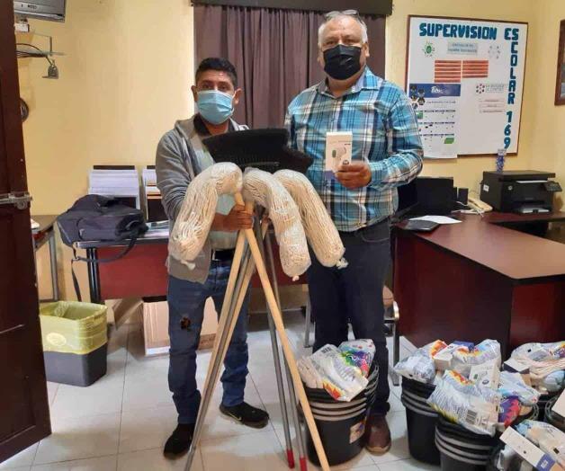 Entregan kit de limpieza a 15 escuelas rurales