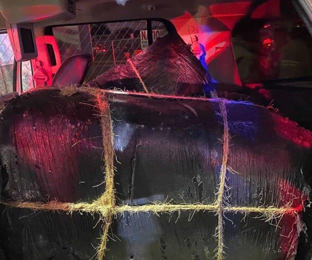 Traficante choca contra auto y causa volcadura