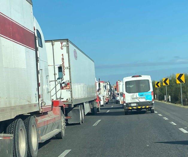 Bloquean tráilers casetas de cobro