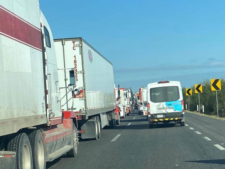 Bloquean tráilers casetas de cobro Bloquean tráilers casetas de cobro