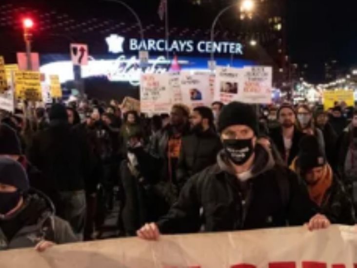 Protesta en Portland por caso Rittenhouse acaba en disturbio Protesta en Portland por caso Rittenhouse acaba en disturbio