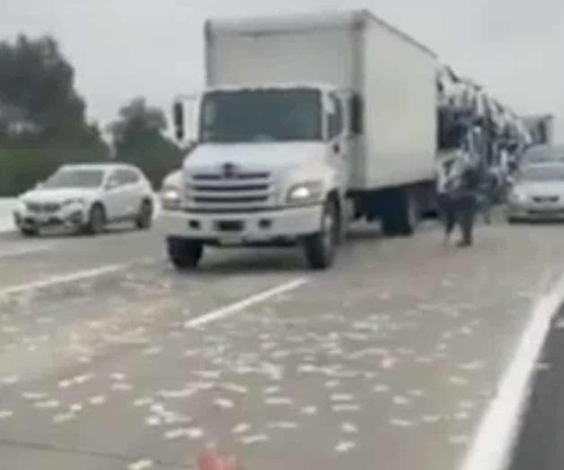 California: Dinero cae de camión y autopista se paraliza
