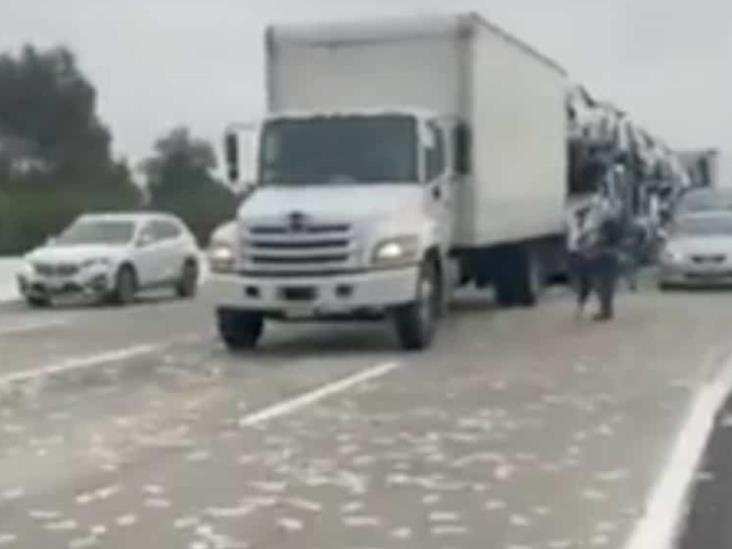 California: Dinero cae de camión y autopista se paraliza California: Dinero cae de camión y autopista se paraliza