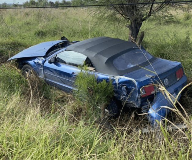 Mujer dormita al volante; impacta camioneta y poste