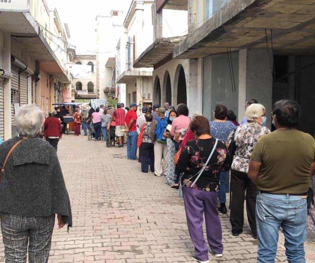 Enfrentan adultos mayores largas filas para pago de pensión universal Enfrentan adultos mayores largas filas para pago de pensión universal