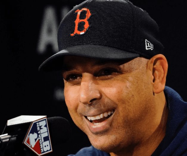 Dirigirá Alex Cora a Boston hasta 2024