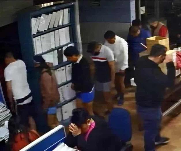 Asaltan, amagan y se retratan con policías Asaltan, amagan y se retratan con policías