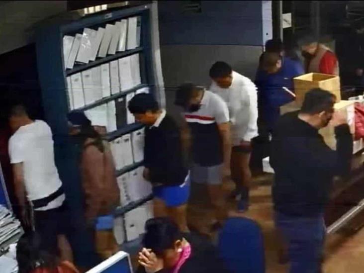 Asaltan, amagan y se retratan con policías Asaltan, amagan y se retratan con policías