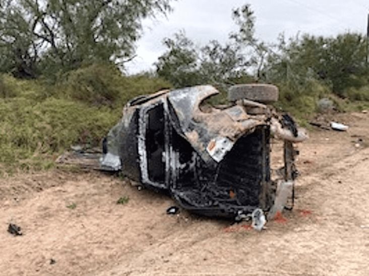 Vuelca camioneta con 12 a bordo; 2 muertos Vuelca camioneta con 12 a bordo; 2 muertos