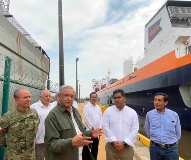 Celebra AMLO operación de ferrobuque interoceánico
