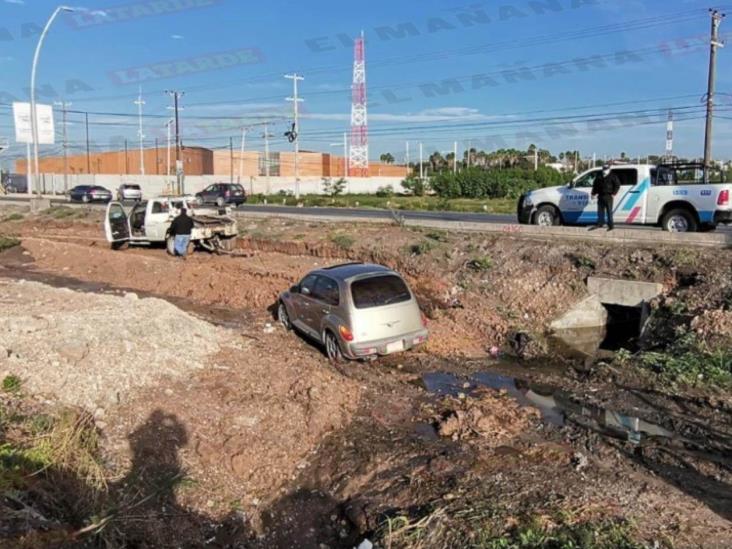 Se sale del camino; iba a exceso de velocidad Se sale del camino; iba a exceso de velocidad