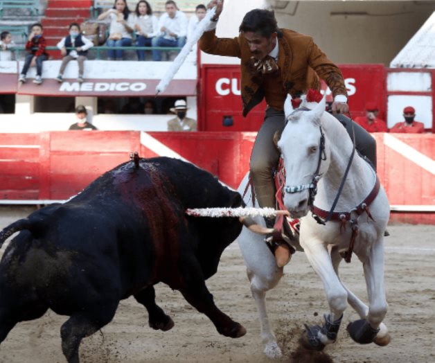 Dan vueltas rejoneadores y forcados en la México