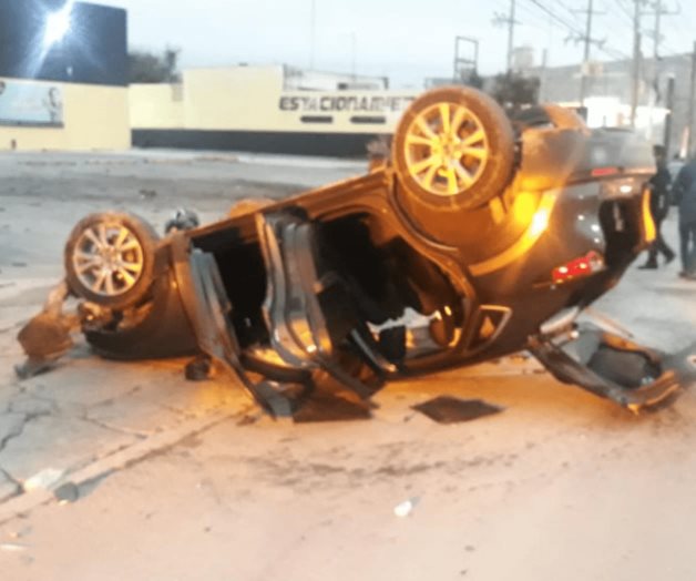 Volcadura en bulevar: hospitalizan 2 heridos Volcadura en bulevar: hospitalizan 2 heridos