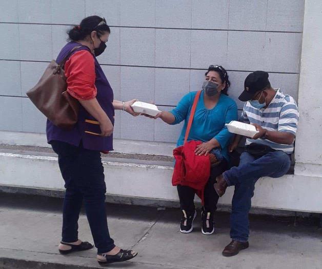 Apoyan con alimentos a familiares de pacientes