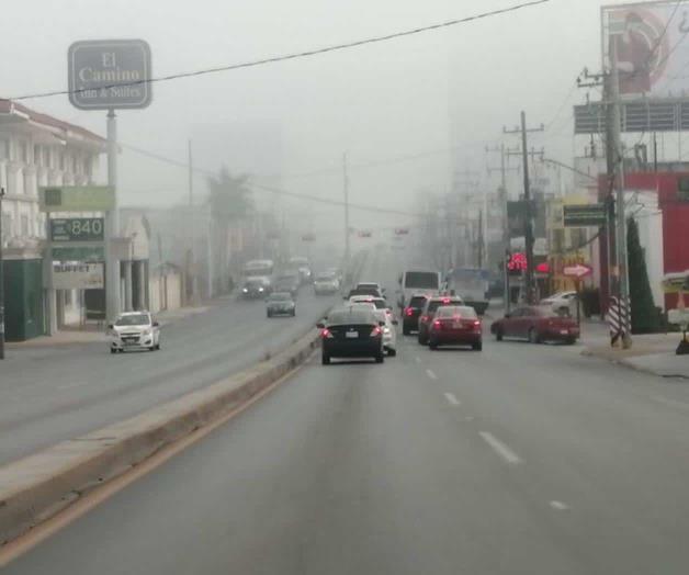 Compiten la neblina y el humo de la basura Compiten la neblina y el humo de la basura