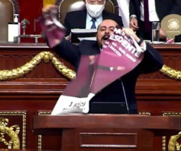 Diputado del PAN acusado de violencia familiar rompe cartel con imagen de AMLO Diputado del PAN acusado de violencia familiar rompe cartel con imagen de AMLO