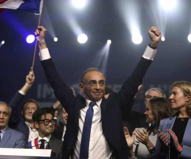 Golpean activistas en mitin derechista