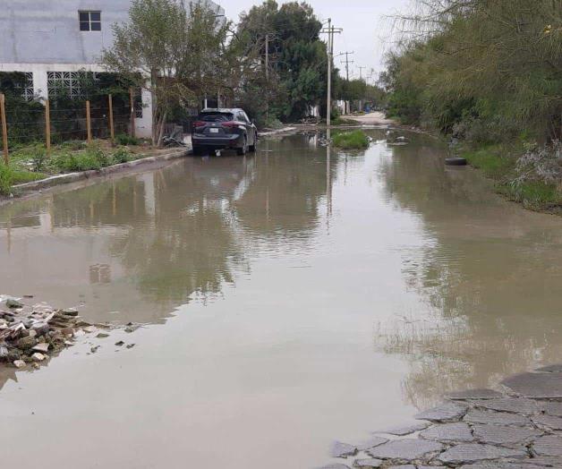 Padecen familias fétida laguna de aguas negras
