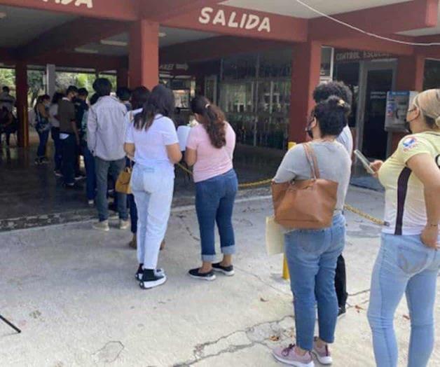 Recopilan papeles de becas federales