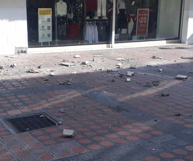 Causa afectaciones a una mujer el desplome de moldura