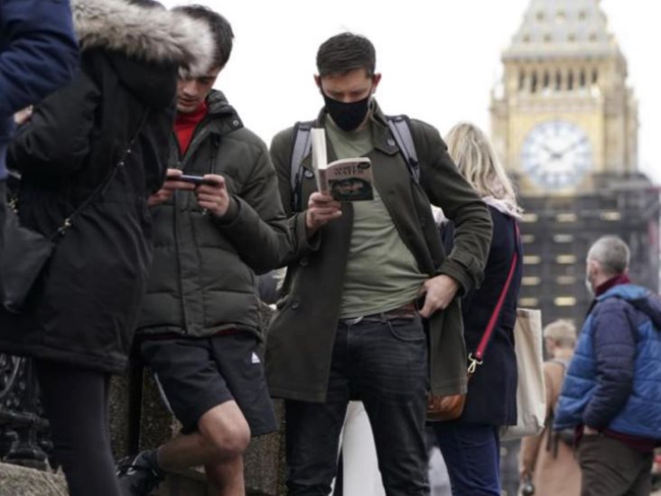 Tras advertencia, británicos hacen filas para vacunarse Tras advertencia, británicos hacen filas para vacunarse