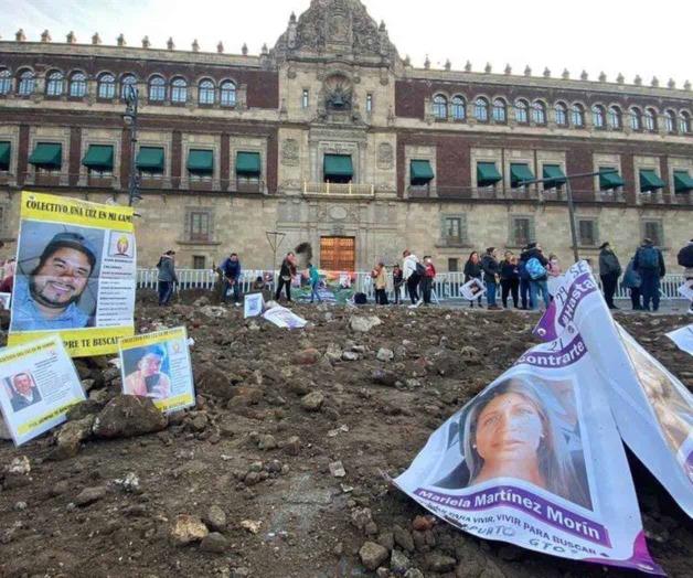 Llevan familias de desaparecidos fosas a Palacio Nacional
