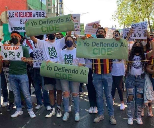 Marcha comunidad CIDE a Senado; pide ayuda a legisladores