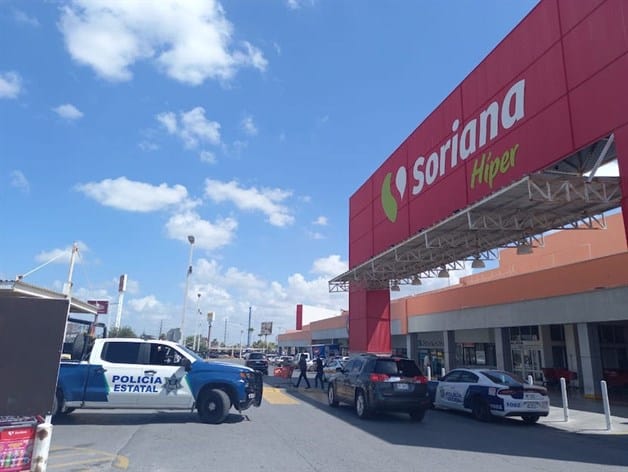 Hurtan camioneta afuera de vivienda