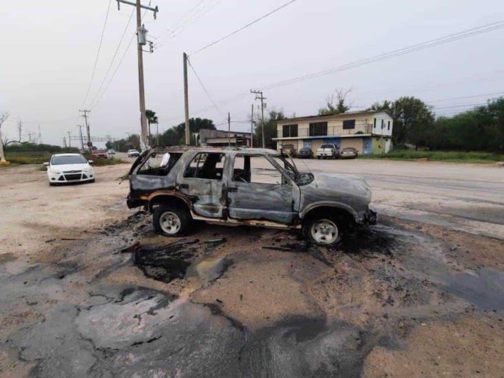 Arde camioneta a metros de gasolinera Arde camioneta a metros de gasolinera