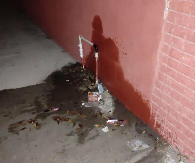 A patadas destrozan vándalos toma de agua