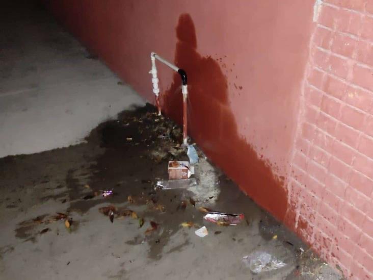 A patadas destrozan vándalos toma de agua A patadas destrozan vándalos toma de agua