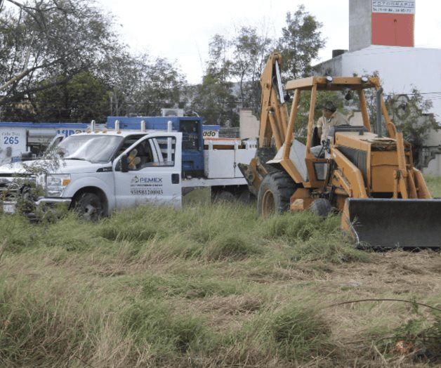 Liberan de maleza las vías de Pemex