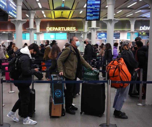 Restricciones a viajes por ómicron auguran Navidad sombría