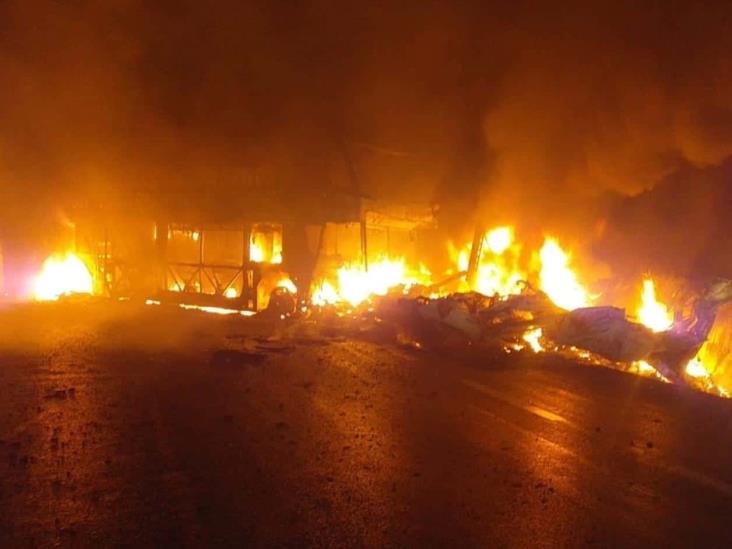 ¡Encontronazo! deja 4 muertos calcinados y 17 heridos ¡Encontronazo! deja 4 muertos calcinados y 17 heridos