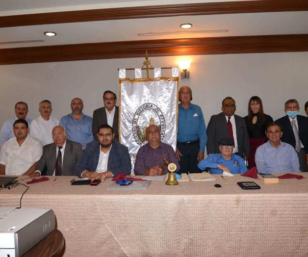 Distinguen con reconocimiento al Dr. Roberto Barcelata