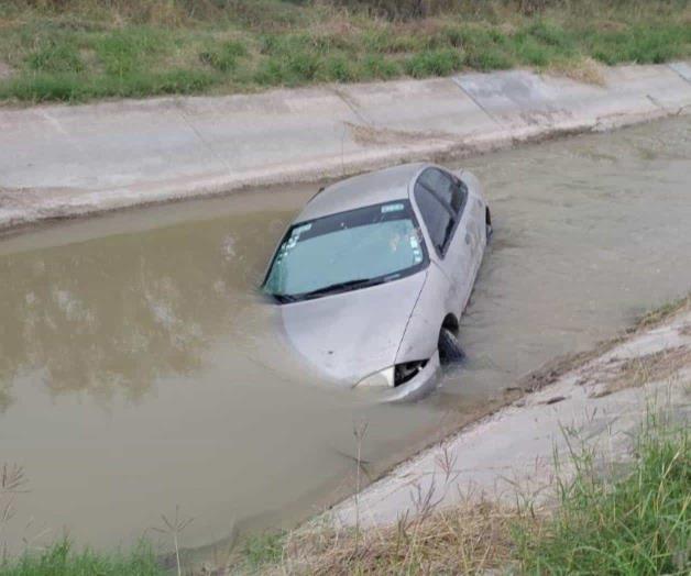 Termina auto en el fondo del dren desalinador