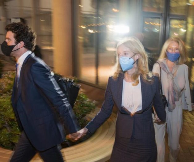 Jurado sopesa evidencia en caso de la ex CEO de Theranos