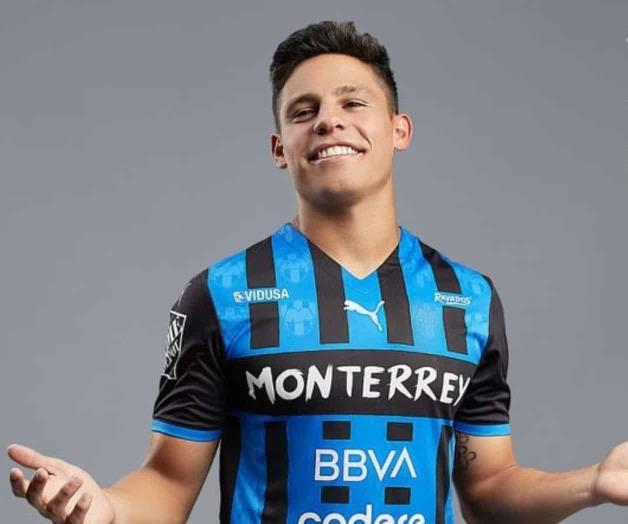 Modela ‘Ponchito’ el uniforme rayado Modela ‘Ponchito’ el uniforme rayado