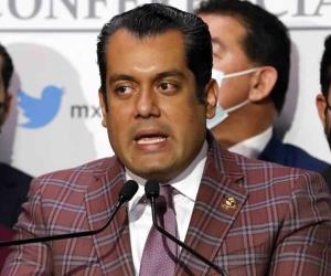 Denuncian a consejeros de INE ante FGR por revocación
Denuncian a consejeros de INE ante FGR por revocación