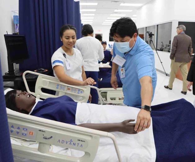 Estudian en laboratorio de simulación de enfermería Estudian en laboratorio de simulación de enfermería
