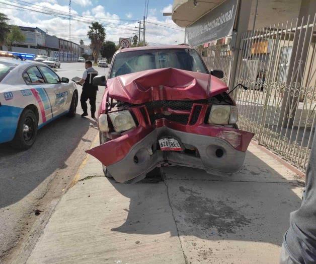 Enferma al volante y se estrella contra una barda